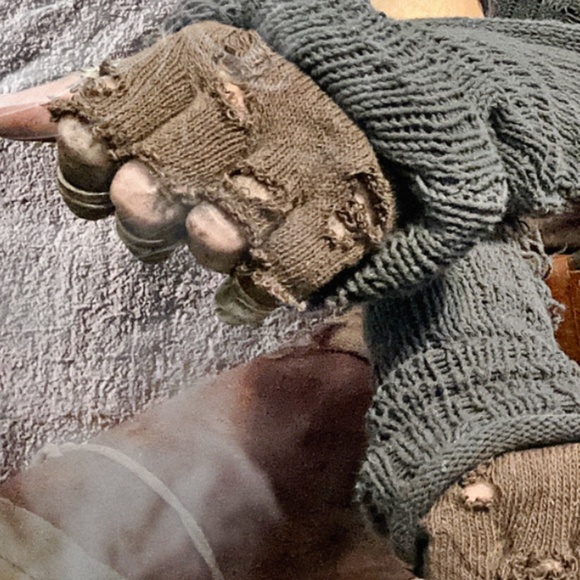 FREE WITH A PURCHASE // distressed beggar gloves - Picture 5 of 10